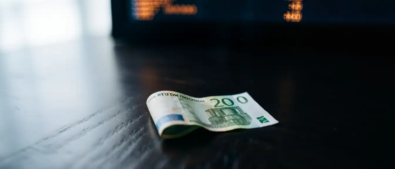 Регулятор зафиксировал курс доллара ниже 83 рублей на фоне укрепления национальной валюты