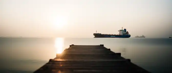 Дипломатический маневр в Омане сдерживает нефтяной ралли: котировки Brent снова упали ниже отметки в 105 долларов