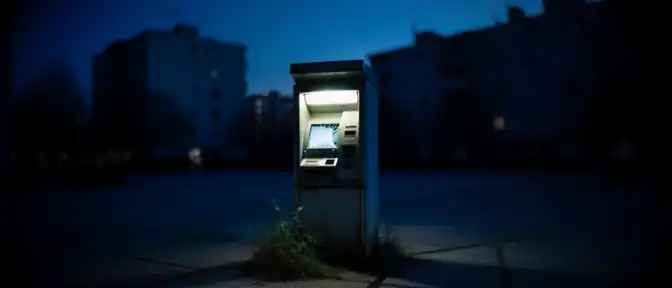 Конец эпохи уличных терминалов: почему привычные банкоматы исчезают из наших дворов