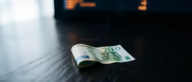 Регулятор зафиксировал курс доллара ниже 83 рублей на фоне укрепления национальной валюты